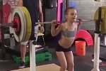 神奇女侠？国外八岁小姑娘深蹲120斤！