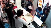 网曝外卖员等餐崩溃砸东西被店主殴打 警方：双方都有错，已和解