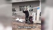 内蒙古一大爷因胜诉4年欠款未兑付，多次锯断商场停车场栏杆讨债，当地回应