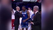 史诗级对决！伦纳德获NBA全明星最佳球员捧起科比MVP奖杯