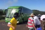 巴西队大巴遭球迷飞石攻击？外国网友辟谣：视频是假的