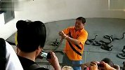 搞笑-20120313-实拍猛男一人PK多条眼镜蛇