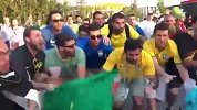 看热闹不嫌事大！巴西球迷蹦蹦跳跳唱歌庆祝阿根廷出局