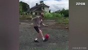 看看国外小朋友都怎么练足球的 家里花园都能轻松练球