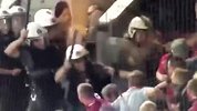 欧冠-1516赛季-太凶残！希腊警察乱殴拜仁球迷 狂挥警棍直接爆头-花絮