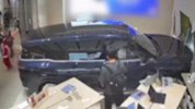 现场曝光！一商场参展汽车撞入手机店