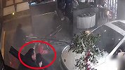无证男酒后逞能开车一头冲进店 就餐父子险被撞翻