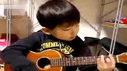 [搞笑]吉他小孩太可爱了