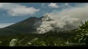 火山爆发时空中惊现UFO
