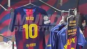 新款巴萨球衣在商店出售 有球衣印有梅西的名字和号码