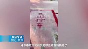 阿姨为跳广场舞敲掉车位线，城管局：已劝导，会重新划停车位