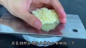 用简单的调料做出来的白灼秋葵，味道鲜甜爽口，真是解馋又下饭