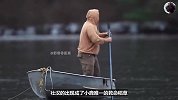 小鹿被困冰湖中央，绝望无助时，男子出奇招前来营救！