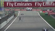 F1-15赛季-F1上海站惊魂一幕车迷直接横穿赛道-新闻