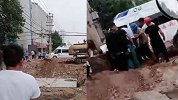 河南焦作水务公司工地塌方致2人被埋 挖掘施救现场曝光