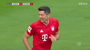 拜仁边路任意球秀新战术 莱万禁区侧身打门遭没收
