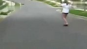 美女辣妹玩滑板摔得好疼 超搞笑