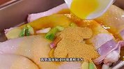 盐焗鸡人人都爱吃，但怎样做出来颜色够靓够黄，这里有个小技巧