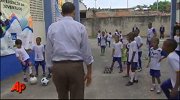 足球-17年-奥巴马现身街头和孩子踢足球 颠球身手敏捷颇有街球天赋-专题