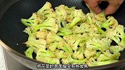 做干煸花菜有人焯水有人过油，都不用，多加一步，香辣脆爽超下饭