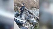 山东一载有5人出租车倒翻入水沟，周边群众紧急救援，医院：3死2伤