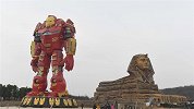 安徽造出山寨版“狮身人面像”，旁边还有30米“钢铁侠”站岗