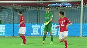 川足角球轰炸制造威胁 顾超高高跃起稳稳将球摘下