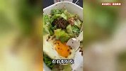 女子点减脂餐外卖，荷包蛋硬如石头，勺子都戳不破