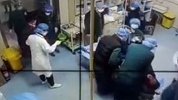 生死40秒！男子候诊室外发病倒地 保安推担架床漂移进抢救室