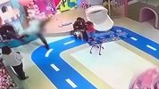 疑因抢玩具发生冲突 南宁一家长拎4岁男孩直接扔出数米
