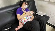 刚毕业警花出差竟“喜当妈”，冲奶粉哄睡样样都干 真相让人暖心