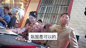 婚礼上新娘应邀表演才艺，大方打碟唱歌，瞬间点燃全场！