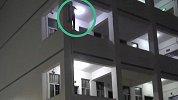 男孩手机被偷学校内欲跳楼 消防员“从天而降”一脚飞踹将其救回