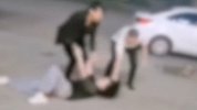 山西一女子被2男子强行拖拽并持刀威胁 警方已介入：系家暴行为