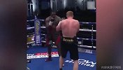 战斗民族的绝对力量！老哥拳台一击重拳KO对手将其打晕