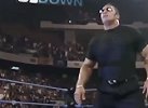 巨石强森早期WWE名场面！街头停车疯狂互殴