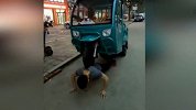 综合-17年-厉害了我哥！顶着三轮车和美女做俯卧撑-专题