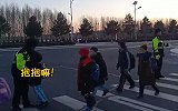 抱抱嘛！交警护送孩子过马路，小朋友们主动送抱引网友集体撒娇