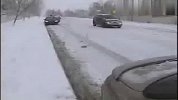 FBI不想让你看到的 多辆汽车冰雪路上连环追尾