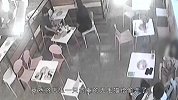 情侣咖啡店“玩猫腻”，秒偷1.5万“无毛猫”，监控拍下全程