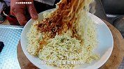 2袋方便面1个土豆，大厨教你泡面新吃法，比外面的炒面还好吃