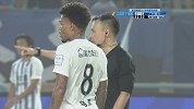 谢鹏飞送精准直塞球 杨笑天禁区内摔倒被裁判无视