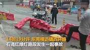 【广东】东莞一轿车撞上施工围蔽现场掉进深坑 3人受轻伤