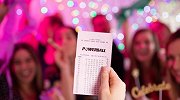 女子一天内连中8个大奖赢得1.2亿 打算买个岛