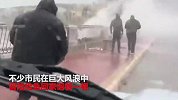 “下鱼”了！地中海岛国市民顶狂风巨浪捡鱼