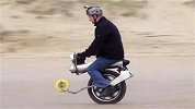 撩妹神器！老外发明超吸睛独轮摩托，能骑的都是狼人！