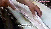 刚捕捞上来的野生康吉鳗，师傅处理干净后，便会烤熟送入食客手中
