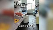 湖南一高校新生晒宿舍床：上铺三角铁膨胀螺丝固定，脚蹬高悬半空