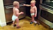 [搞笑]雙胞胎寶寶在交談