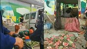 不要我你玩我干什么！山东女子疑情感纠纷 当街掀摊位怒砸面包车